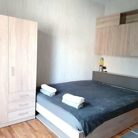 Quiet Minimalist Design Top Central Apartment